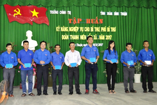 Đc Trân Sinh Toàn _ PBT Tỉnh đoàn trao giấy chứng nhận cho các học viên.JPG